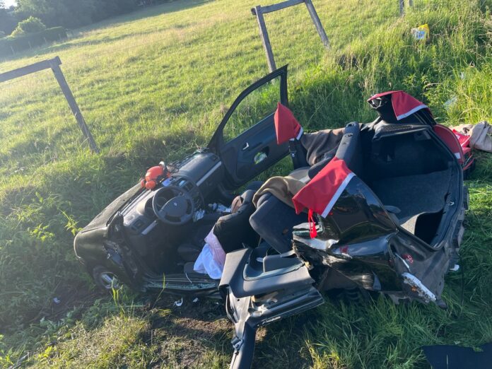 Unfall auf der B482 in Petershagen: Drei Schwerverletzte nach Kreuzungscrash