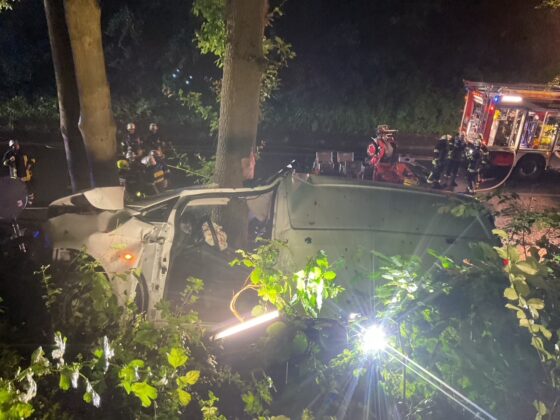 Menschenrettung nach Verkehrsunfall in Lütgendortmund: Pkw am Hang