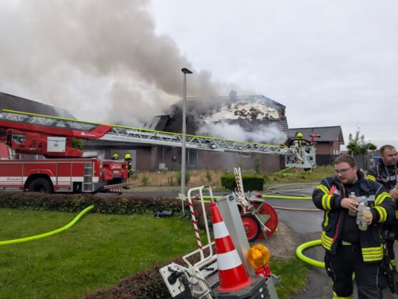 Wohnhausbrand in Selfkant: Vermisste Person nach Vollbrand geborgen