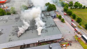 Brand von Akkus in Karlstein: 25 Paletten im Außenbereich in Flammen