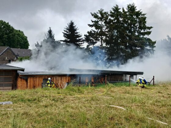 Großeinsatz der Feuerwehr in Finkenberg: Carport brennt aus