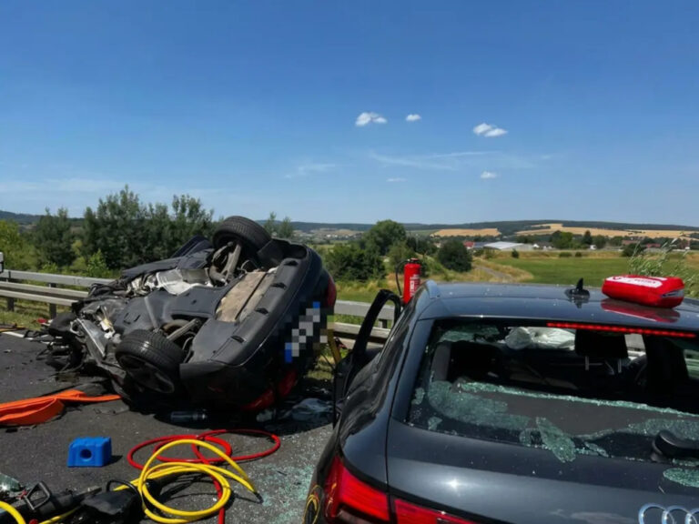 Schwerer Verkehrsunfall auf der B62 fordert die Freiwillige Feuerwehr Bad Salzungen bei extremer Sommerhitze