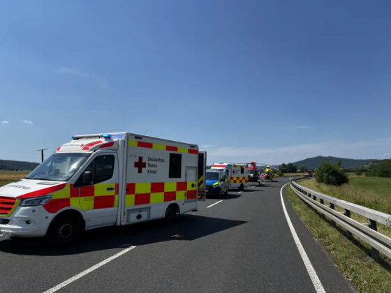 Schwerer Unfall auf der B62 fordert die Freiwillige Feuerwehr Bad Salzungen bei extremer Sommerhitze