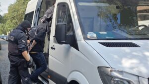 Lieferwagen bleibt in Bahnunterführung in Düren hängen